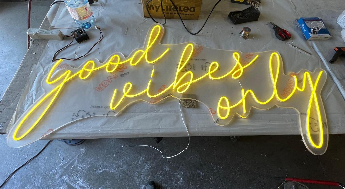 Insegna al neon flessibile gialla good vibes only Latina