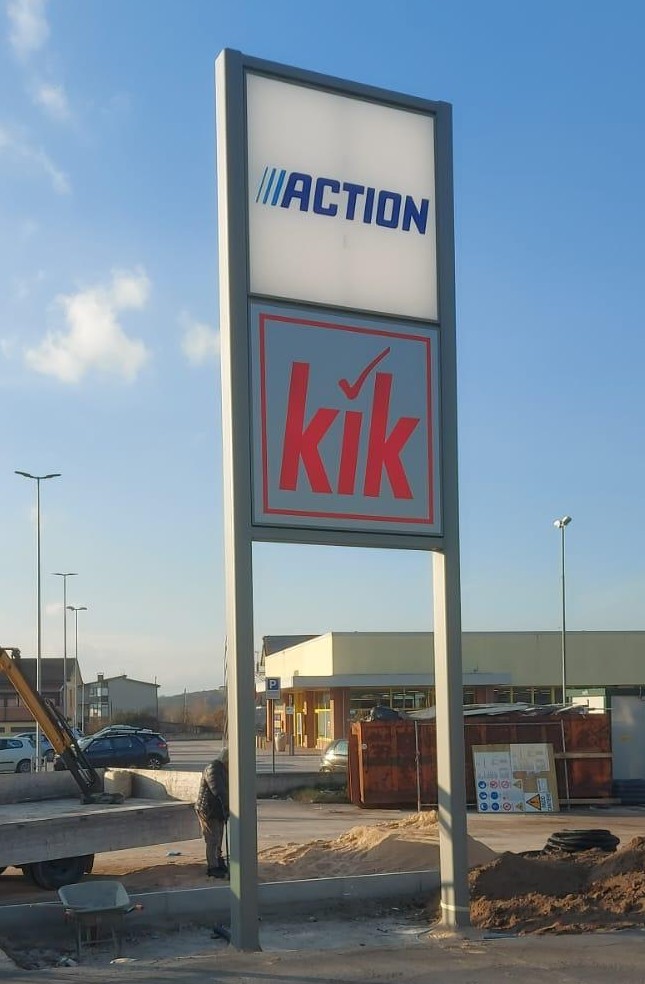 Totem pubblicitario bifacciale Action KIK Latina