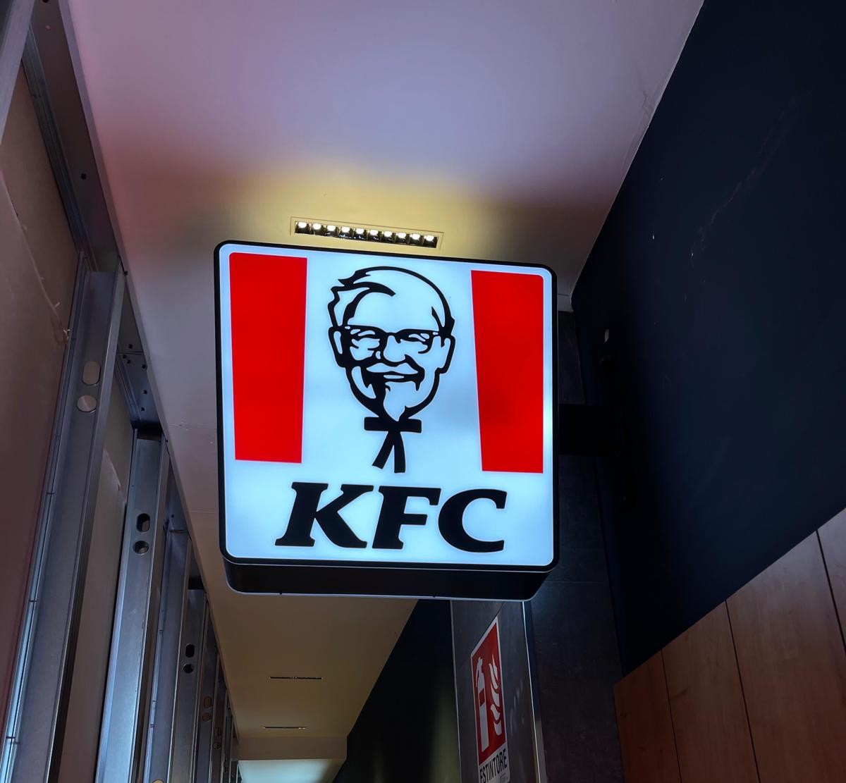 Cassonetto luminoso a soffitto KFC Latina