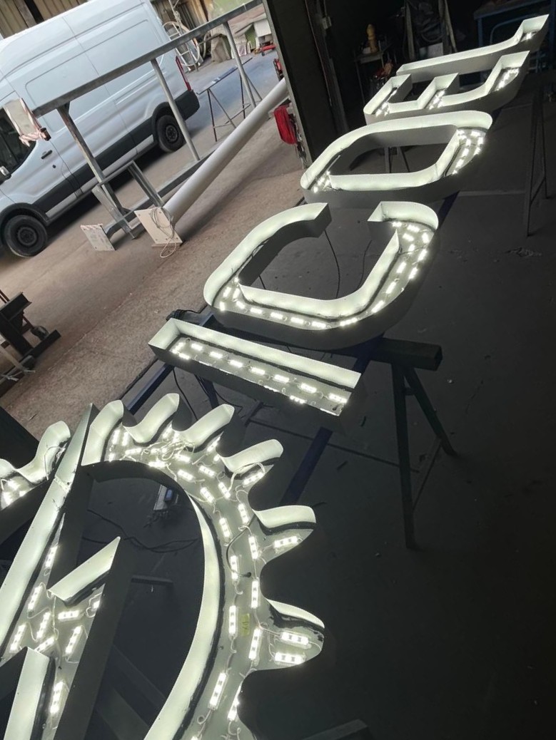 Lettere scatolate a LED dettaglio tecnico Latina
