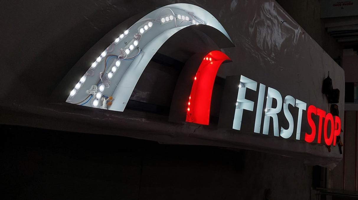 Insegna First Stop con arco illuminato Latina