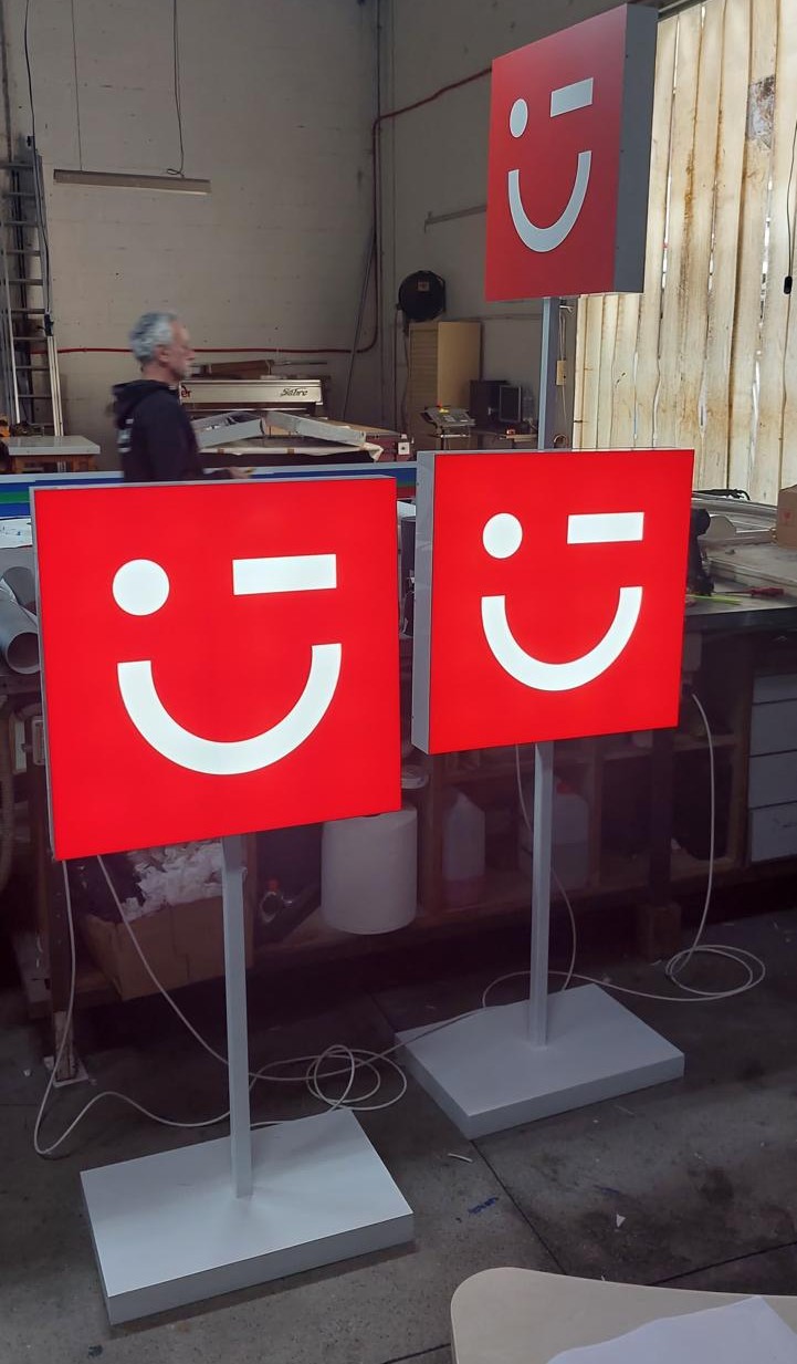 Totem luminosi TUI da interno Latina