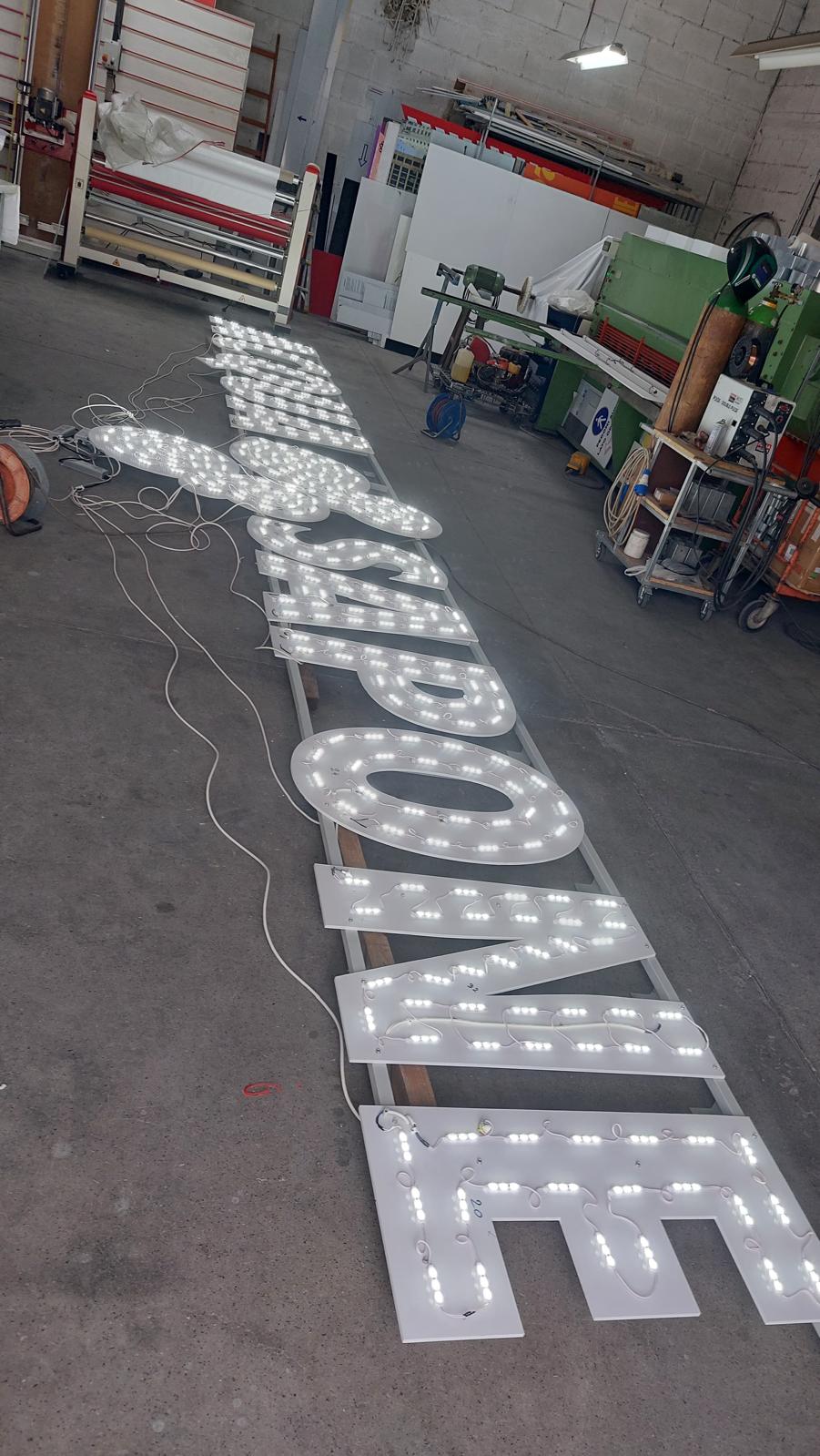 Lettere a LED Acqua e Sapone dettaglio lavorazione Latina