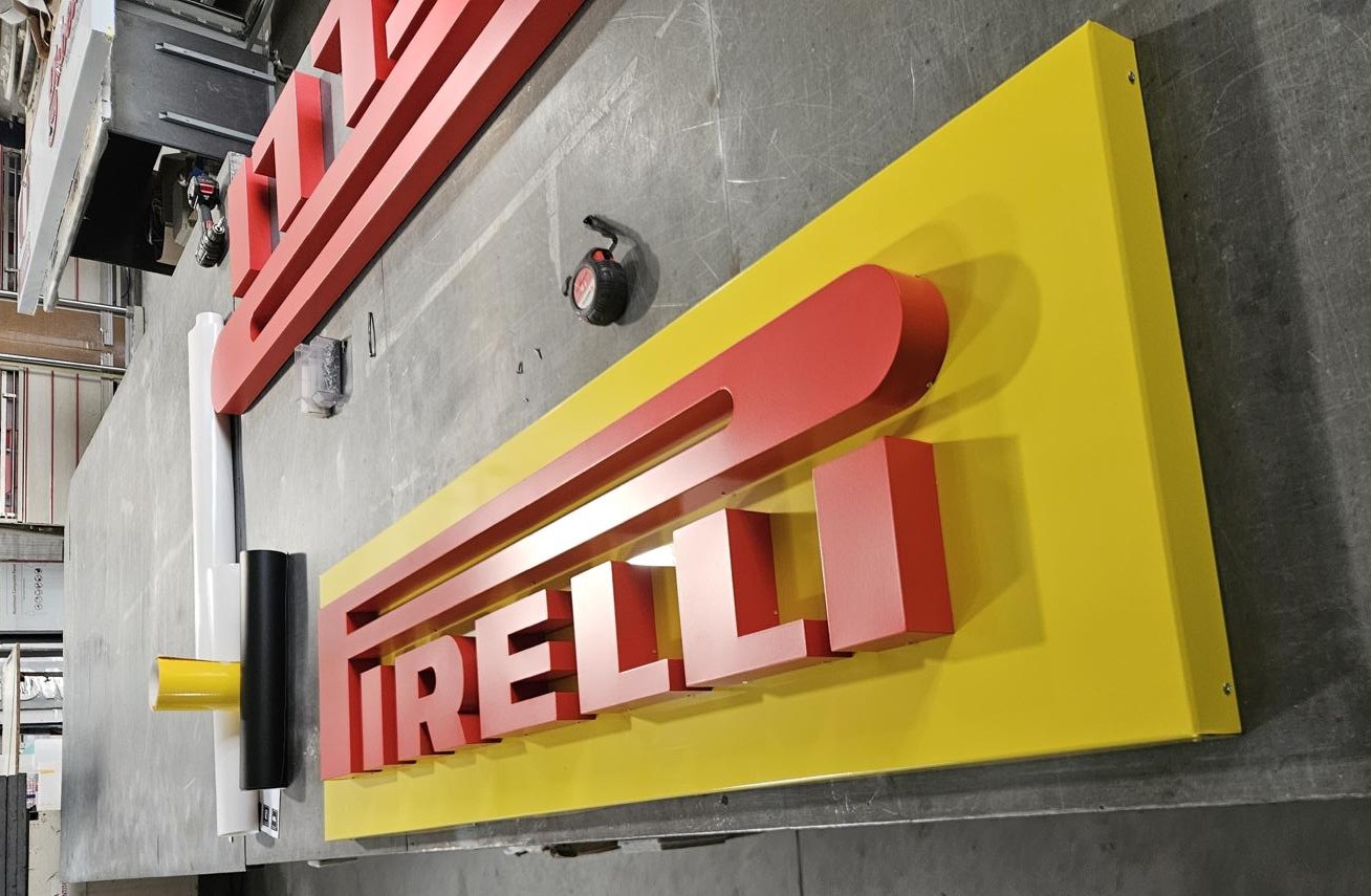 Insegna Pirelli lettere scatolate rosse Latina
