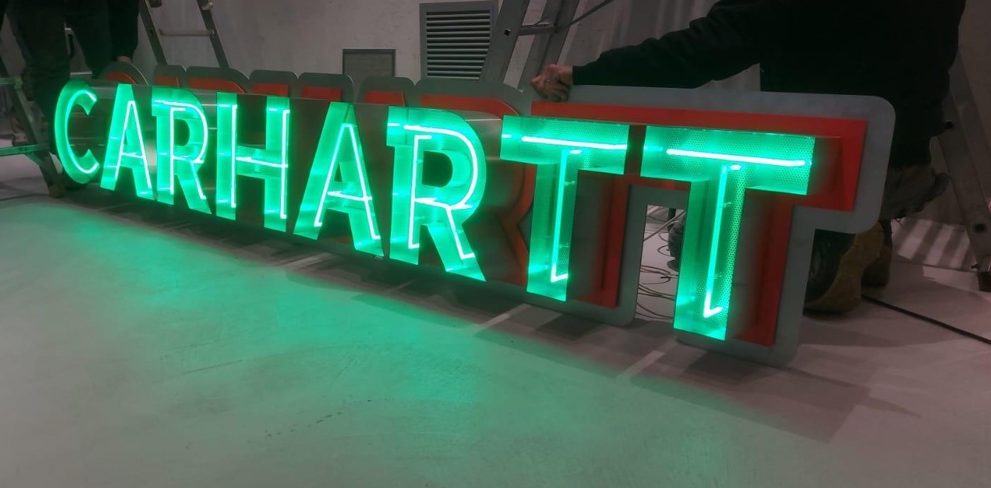 Lettere scatolate Carhartt verde con LED Latina